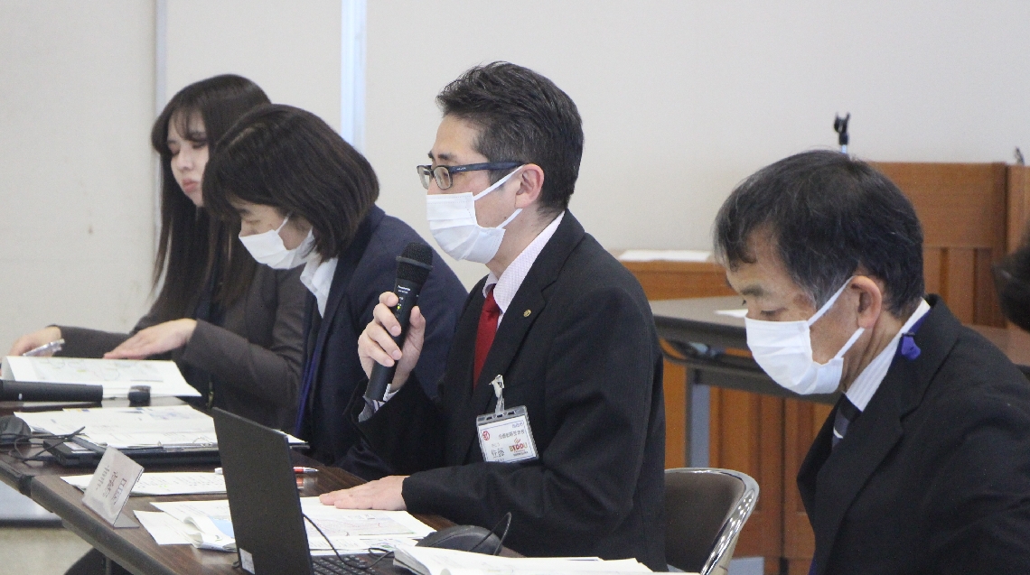 訪日客に向けた新たな公共ライドシェア構想を説明する別府市職員＝１０日、市役所