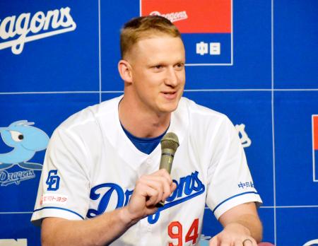 入団記者会見する中日の新外国人投手、ウォルターズ＝１０日、北谷