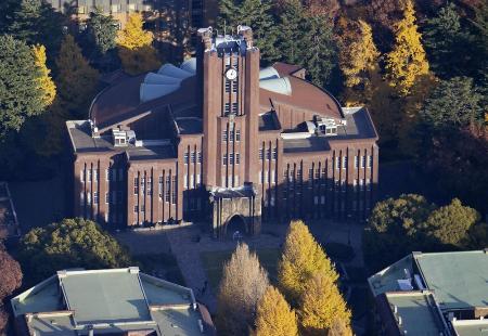 東京大学本郷キャンパス内にある安田講堂＝２０２３年、東京都文京区（共同通信社ヘリから）