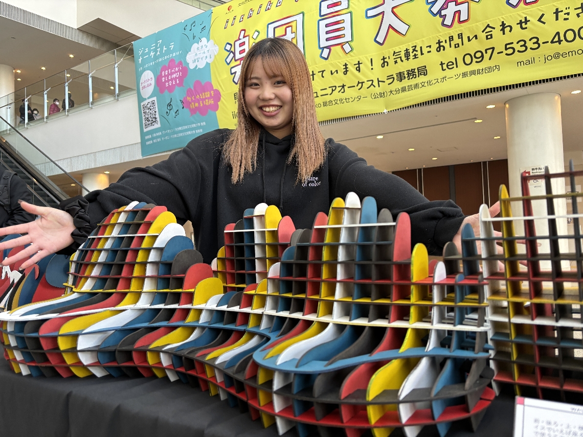 後藤梨心さんと作品「ＷＡＶＥ」。
