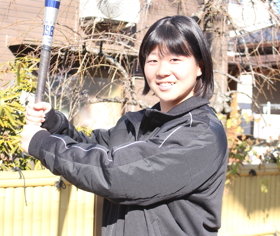 女子野球選手と大学生の二刀流に挑戦する原田京佳さん＝九重町恵良