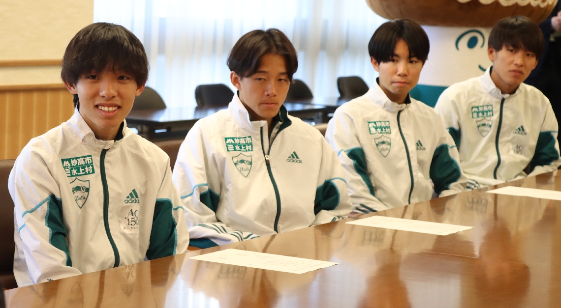 佐藤知事と懇談する黒田（左端）ら青山学院大の選手たち