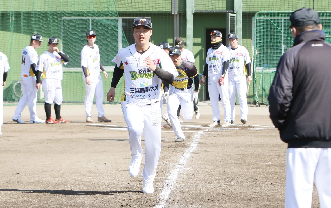 ベースランニングで脚力を鍛える選手たち＝フジジンの杜スタジアム