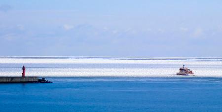 北海道紋別市に接岸した流氷＝１４日午前（同市提供）