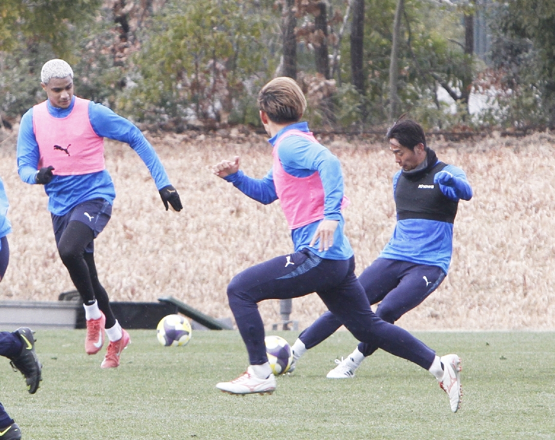 開幕戦に向けて調整する大分の選手たち