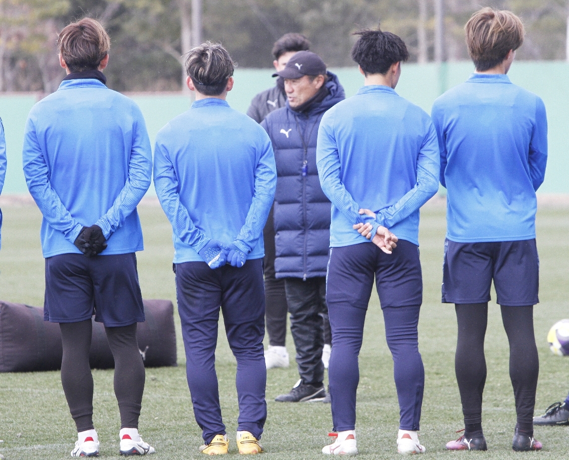 片野坂監督（奥中央）の指示を聞く選手たち