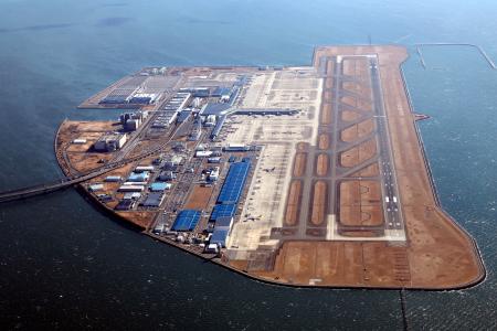 愛知県常滑市の中部国際空港＝１４日（共同通信社ヘリから）
