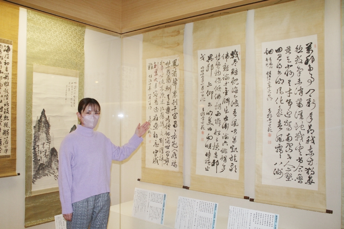 咸宜園教育研究センターには新たに収蔵された書画など１１点が並ぶ＝日田市淡窓