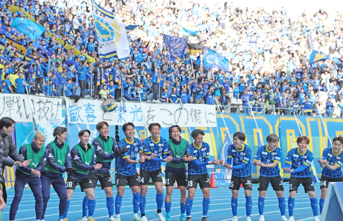 【大分―札幌】後半２８分、大分のＦＷ有馬のシュートで先制し、ゆりかごダンスを披露する選手たち＝クラサスドーム大分