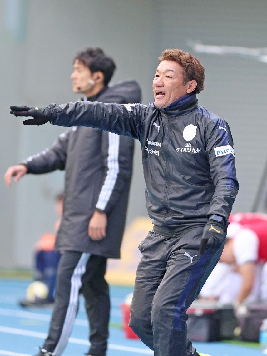 選手に指示を出す片野坂知宏監督