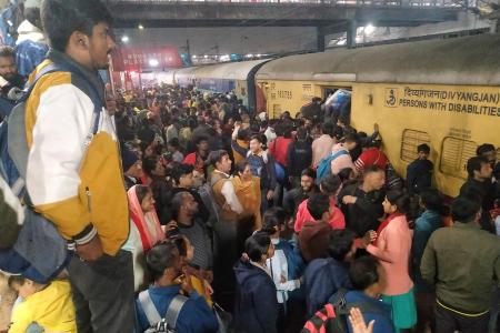 ニューデリー駅のホームで互いに押し合う乗降客＝１５日（ＡＰ＝共同）