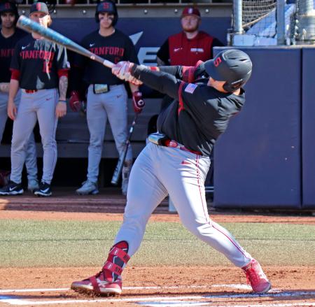 公式戦デビューし、第１打席で初打点を記録する二ゴロを放ったスタンフォード大の佐々木麟太郎＝ロサンゼルス近郊（共同）