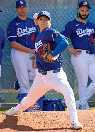 ブルペンで投球するドジャース・大谷＝グレンデール（共同）