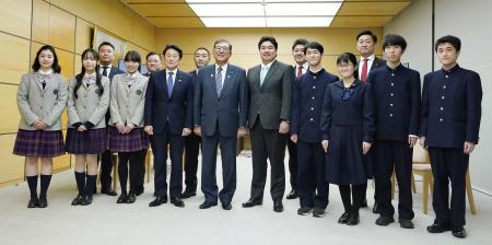 全国高校生政策甲子園の入賞者と首相官邸で面会した石破首相（中央左）。前列左から３人は佐久長聖高の生徒＝１７日午後