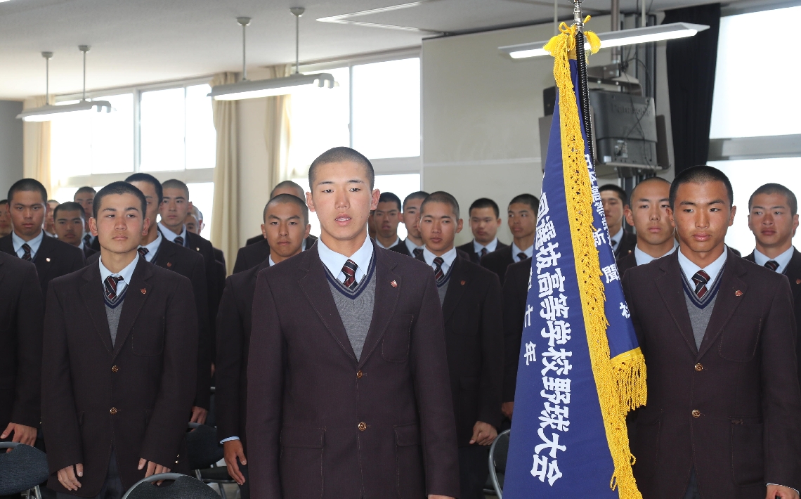 選抜旗を受け取り、決意表明する田原主将（中央）