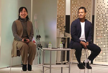 サウナをテーマにしたイベントに参加した、カーリングの藤沢五月（左）とボクシングの岡沢セオン＝１８日、東京都内