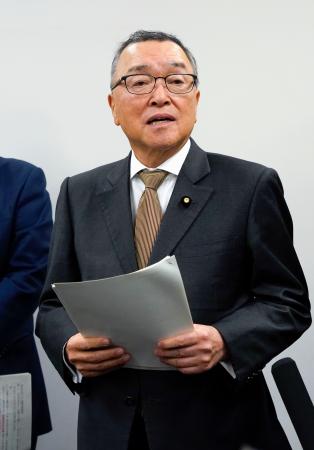 会合後、取材に応じる自民党の宮沢洋一税調会長＝１８日午後、国会