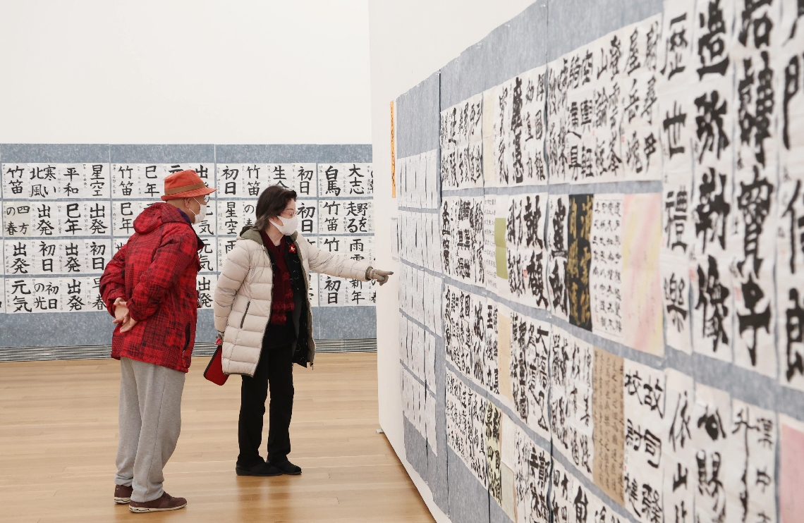作品を鑑賞する来場者＝１９日、大分市寿町の県立美術館