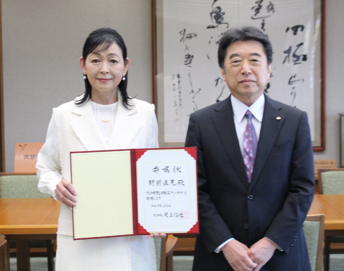 アンバサダーに就任した財前直見さん（左）＝大分市役所