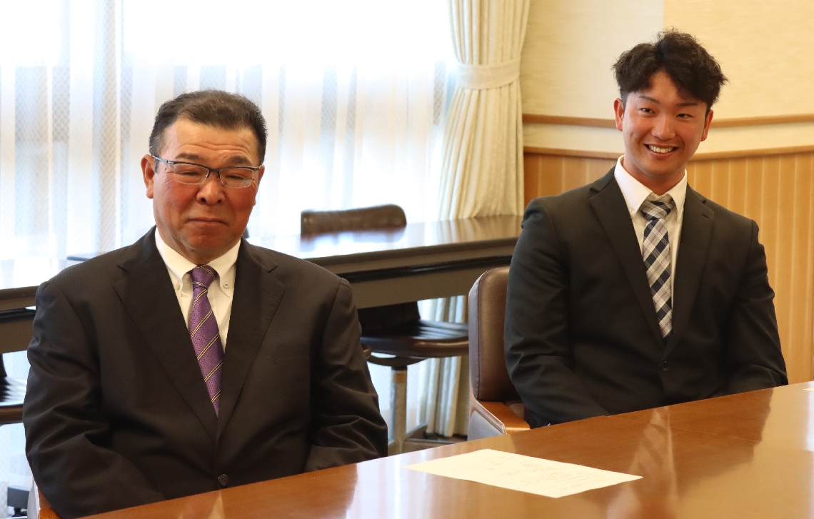 佐藤知事と懇談する岩下主将（右）と山下監督