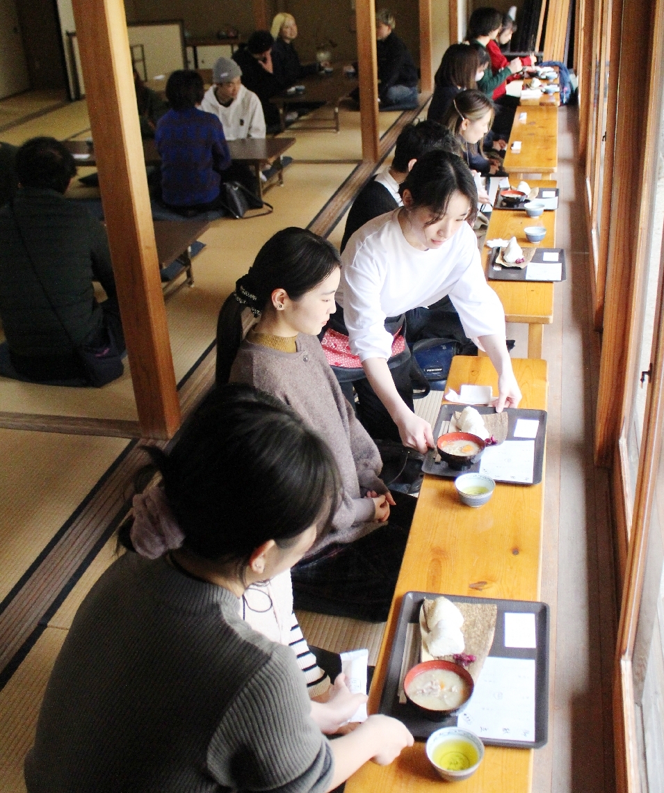 佐伯にちなんだおにぎりと豚汁を提供する学生ら＝佐伯市城下西町の茶室「汲心亭」