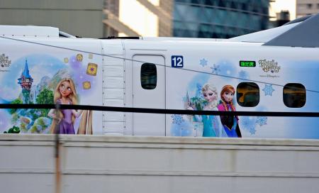 特別塗装の東海道新幹線車両に描かれた映画「アナと雪の女王」や「塔の上のラプンツェル」のキャラクター＝２１日朝、名古屋市