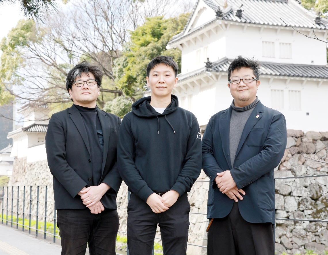 世界的人気オンラインゲーム「フォートナイト」内に、府内城を再現させた（左から）藤井俊之さん、渡辺翔太さん、国宗宏敬さん＝大分市