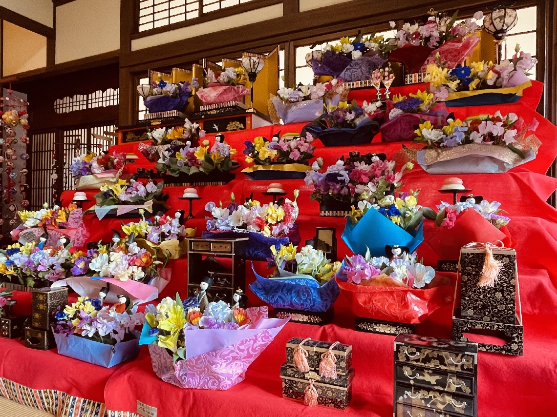 佐伯産スイートピーやトルコギキョウを使った花びなをずらりと展示＝２１日、佐伯市城下東町の市城下町観光交流館