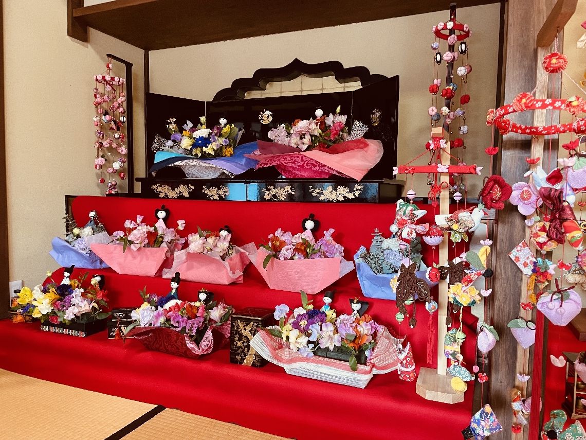 佐伯産スイートピーやトルコギキョウを使った花びなをずらりと展示