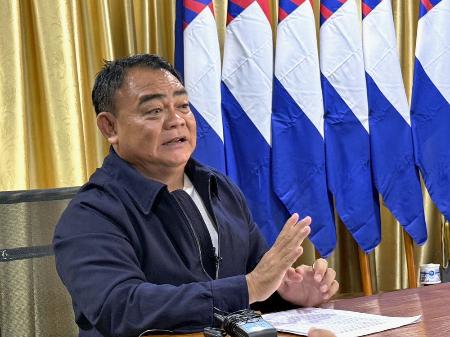 取材に応じる少数民族武装勢力「国境警備隊（ＢＧＦ）」の幹部ソーチットトゥ氏＝１７日、ミャンマー・ミャワディ（共同）