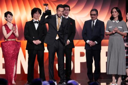 フィルム・インディペンデント・スピリット賞の授賞式で、テレビ部門の最優秀新作シリーズ賞を受賞したドラマ「ＳＨＯＧＵＮ　将軍」の出演者ら＝２２日、カリフォルニア州サンタモニカ（ＡＰ＝共同）