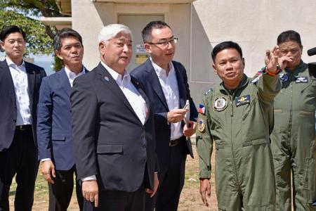 フィリピン北部の空軍基地で、日本が輸出した防空レーダーについて説明を受ける中谷防衛相（手前左）＝２３日、ラウニオン州サンフェルナンド（共同）