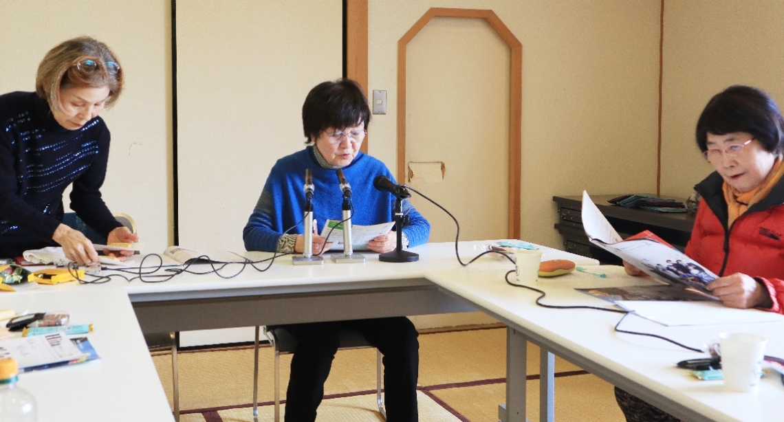 市報を読み上げて録音する「かたつむりの会」の新川ヤス子さん（右）ら＝日田市上城内町