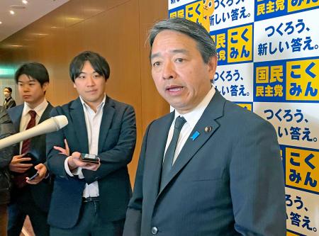 千葉市で記者団の取材に応じる国民民主党の榛葉幹事長＝２４日午後