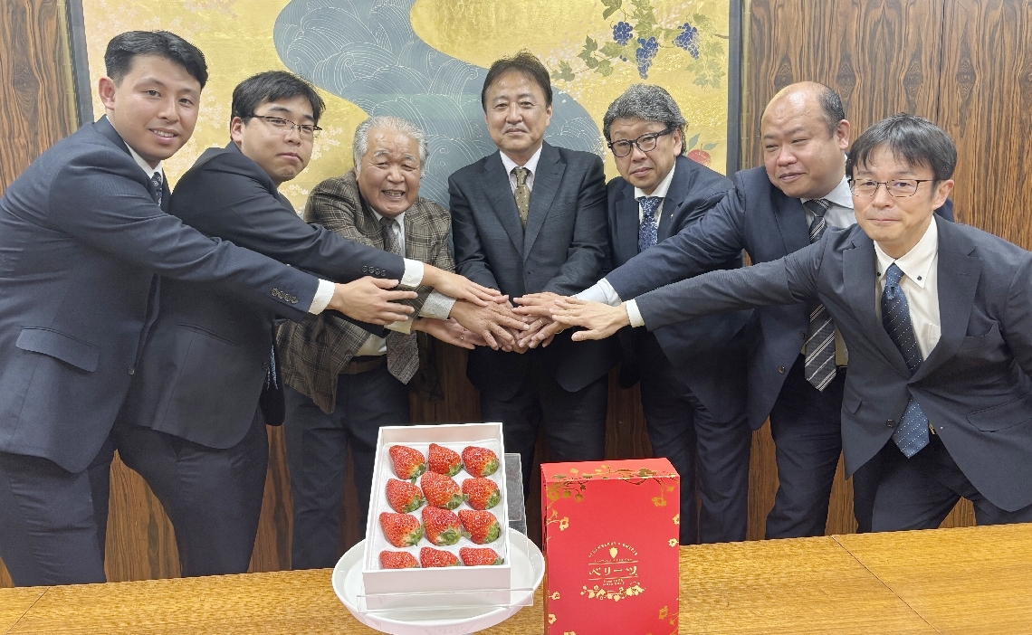 新宿高野の経営陣を訪ねた県内のベリーツ生産者ら＝１月、東京都
