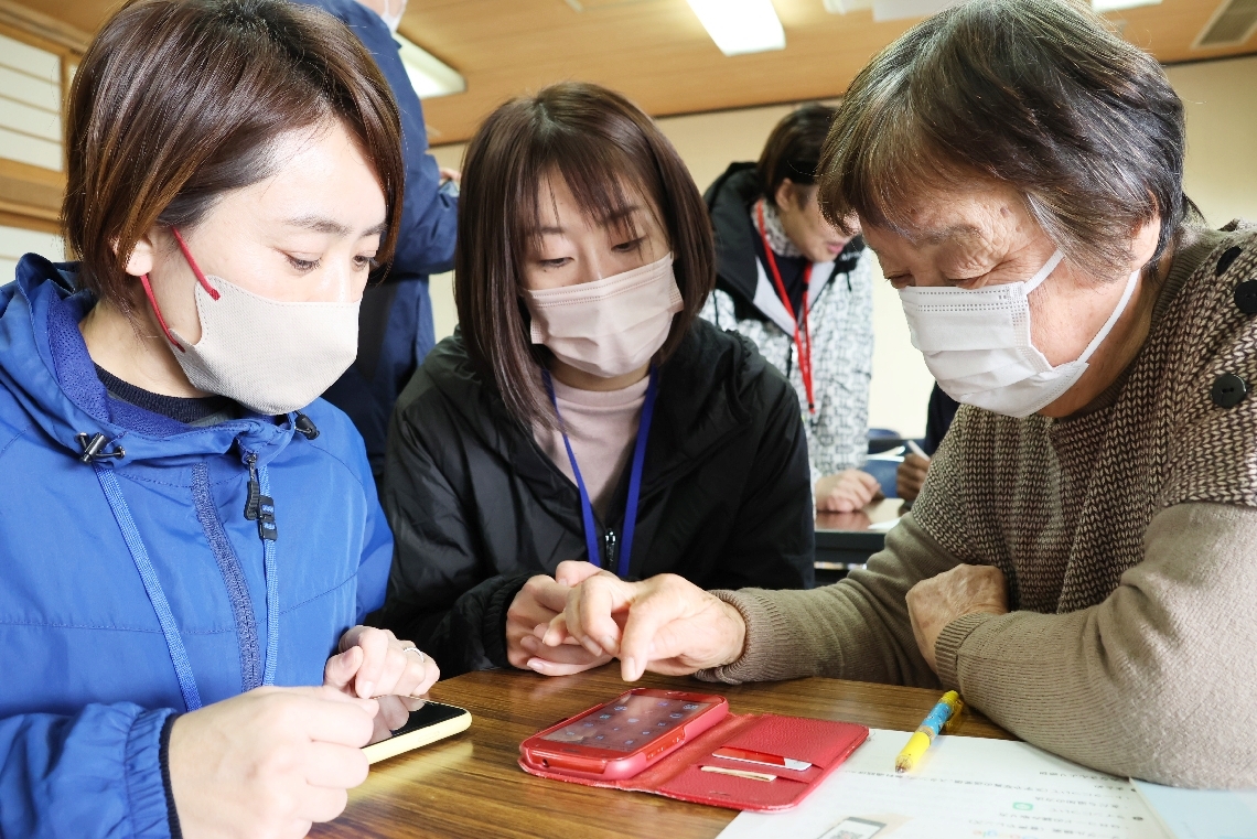 受講者１人にサポート役が２人ついて指導することも＝昨年１２月、豊後大野市三重町玉田の三重農村環境改善センター