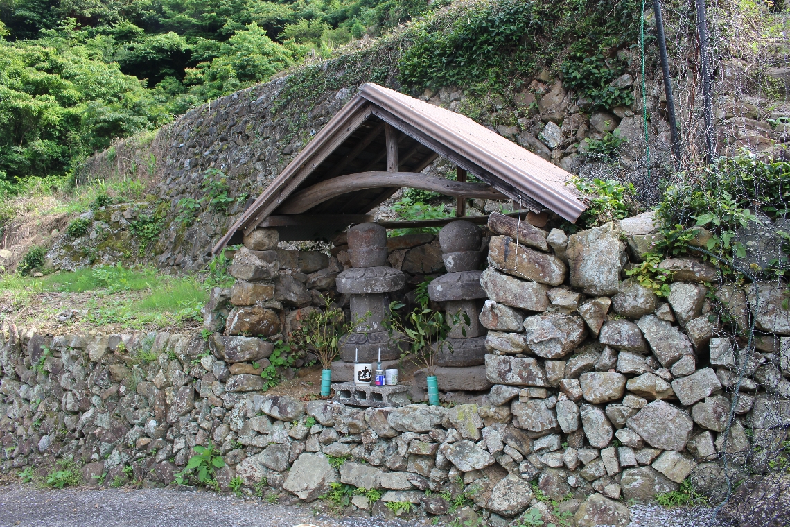 長幸無縫塔（津久見市教委提供）