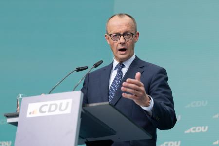 ２４日、ベルリンで記者会見するキリスト教民主・社会同盟（ＣＤＵ・ＣＳＵ）のメルツ氏（ゲッティ＝共同）