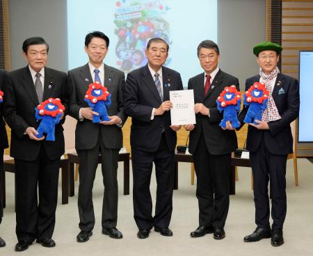 全国知事会会長の村井嘉浩宮城県知事（右から２人目）らと面会した石破首相（中央）＝２５日午前、首相官邸