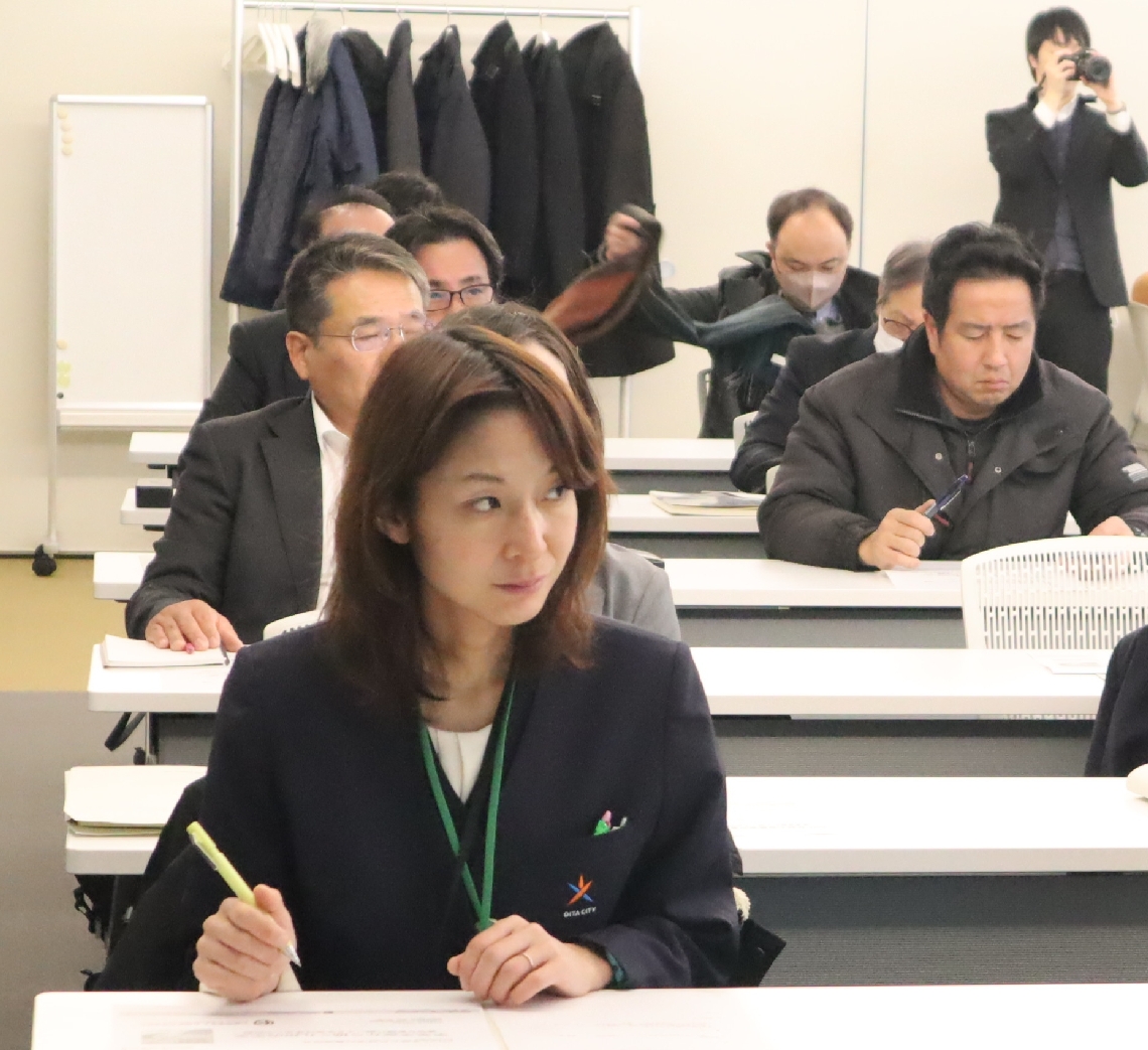 2025年版九州経済白書：大分市での説明会開催、九州経済の未来を議論！