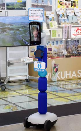 北九州空港に配置されたアバター（分身）ロボット＝２６日午後