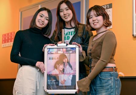 長編映画「天使たち」の上映会に参加した監督の木村ナイマさん（中央）＝２０２４年１１月、福岡市