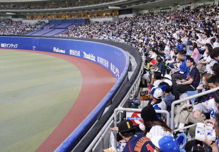 バンテリンドームナゴヤの外野フェンス。グラウンド側にテラス型の観客席が新設される＝名古屋市