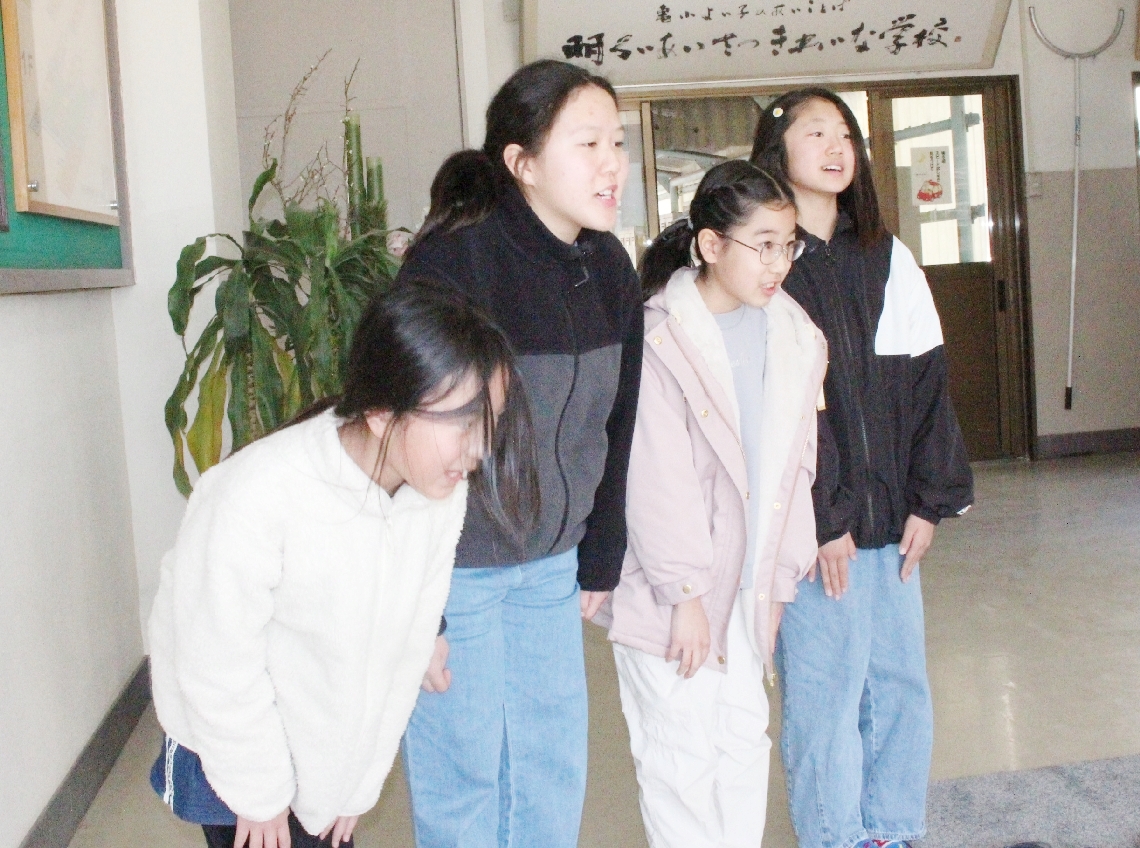 「ワンストップ一礼」を実践する児童＝別府市の亀川小