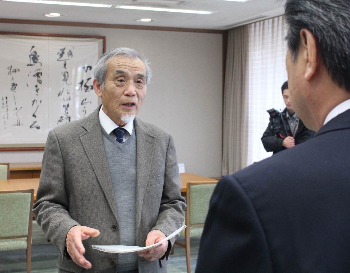 提言書を足立信也市長に提出する岩本俊孝会長（左）＝２８日、大分市役所