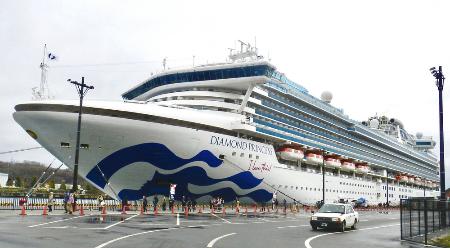 昨年４月、小樽港「第３号ふ頭」に入港したクルーズ船ダイヤモンド・プリンセス＝北海道小樽市（同市提供）
