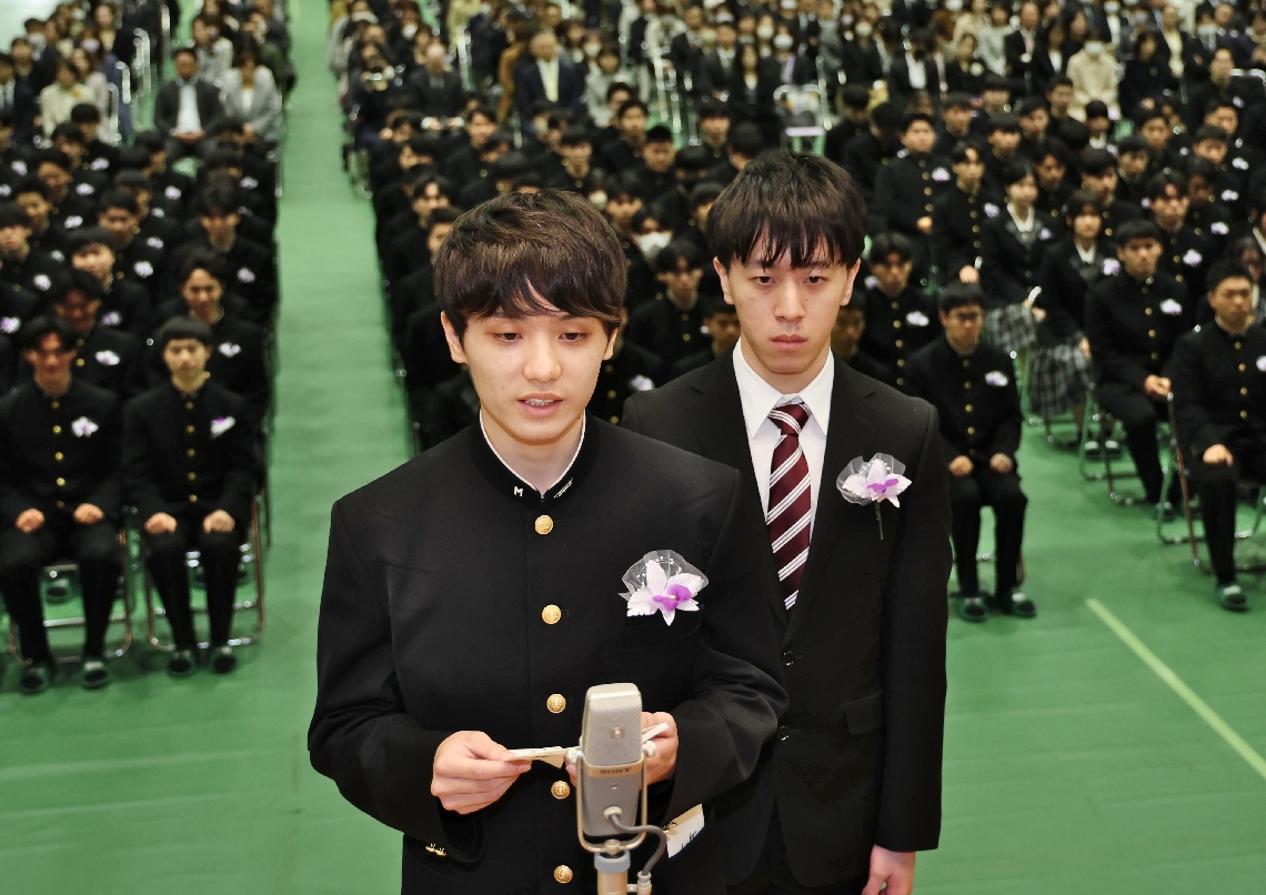 答辞を述べる佐藤空翔さん（手前左）と伊藤颯汰さん