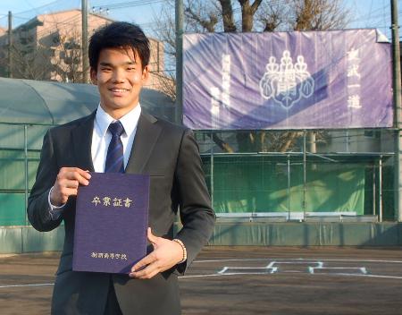 桐朋高の卒業証書を手にする、米大リーグ・アスレチックスとマイナー契約を結んだ森井翔太郎＝１日、東京都国立市