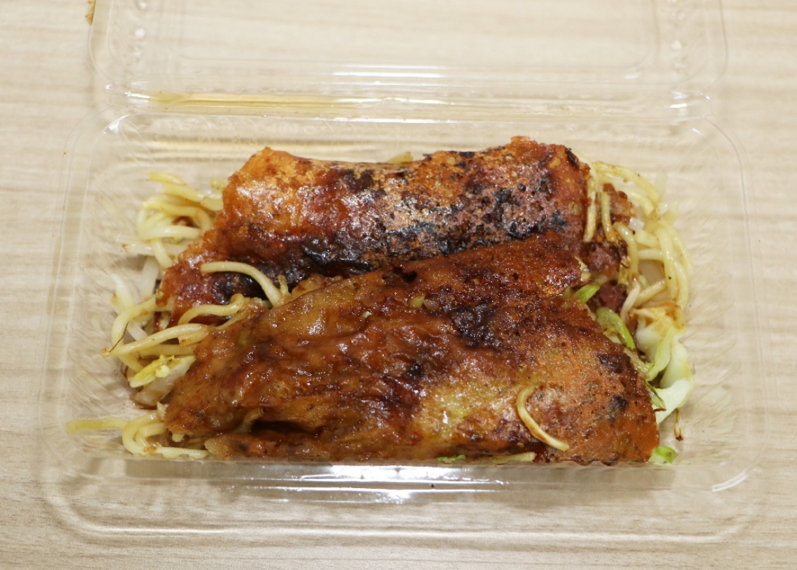 佐賀関で伝わる料理「うす焼き」。２枚入りで３００円