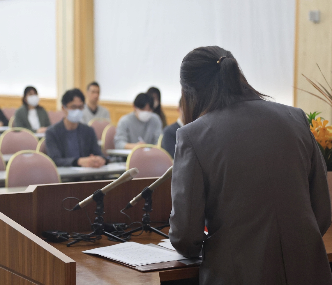 講演をする長文恵さん（右手前）＝２日、県庁